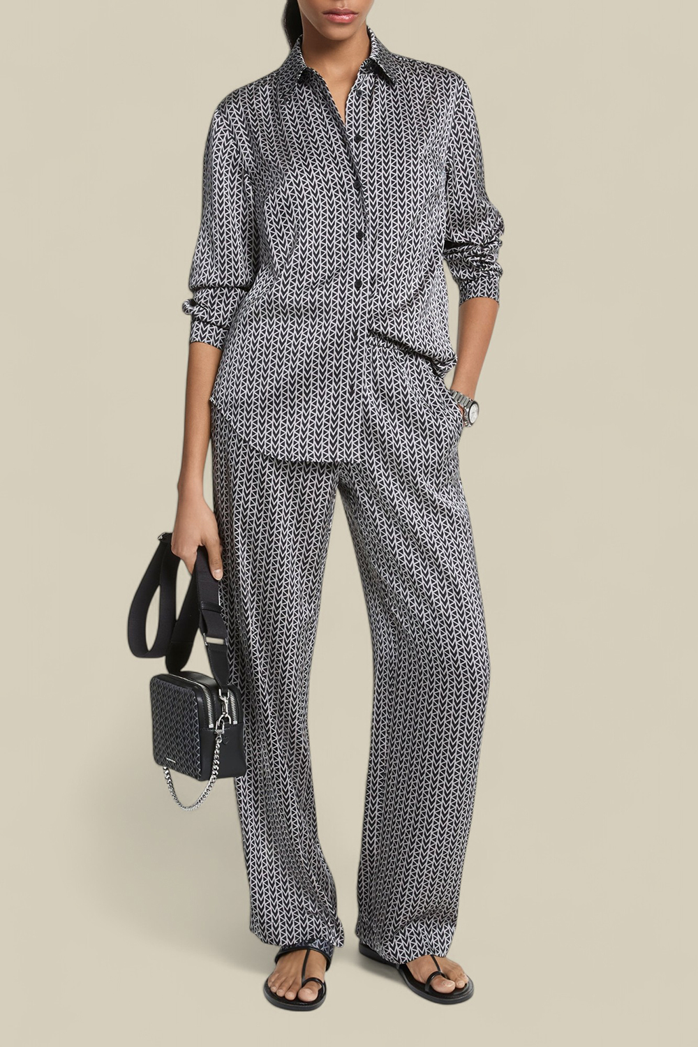 תמונת כל הלוק של חולצה מכופתרת